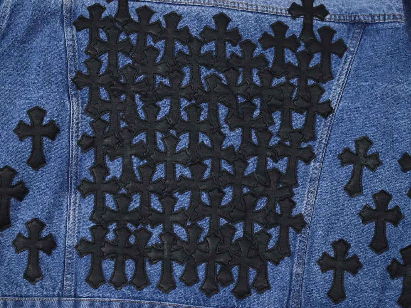 P330 high-quality Chrome Hearts Gradient Washed and Pasted Heavy Duty Leather Denim Jacket, a great style for couples [Top heavy industry fashionable design] Created in consistent high street luxury style, [Materials and craftsmanship] Needless to say, this point goes without saying. As an excellent craftsman brand, Zangyin’s requirements for details and craftsmanship are really perfect. The washed color of this model has gone through so many processes, not to mention the embellishment of denim appliques. It is also purely hand-made and sewn. Just like what they believe in, only hand-made things have soul and have the meaning of wear. A top-notch heavy-duty fashionable denim item, I look forward to your perfect interpretation! !  Size: M-XL (Details in Figure 9) Color: Blue